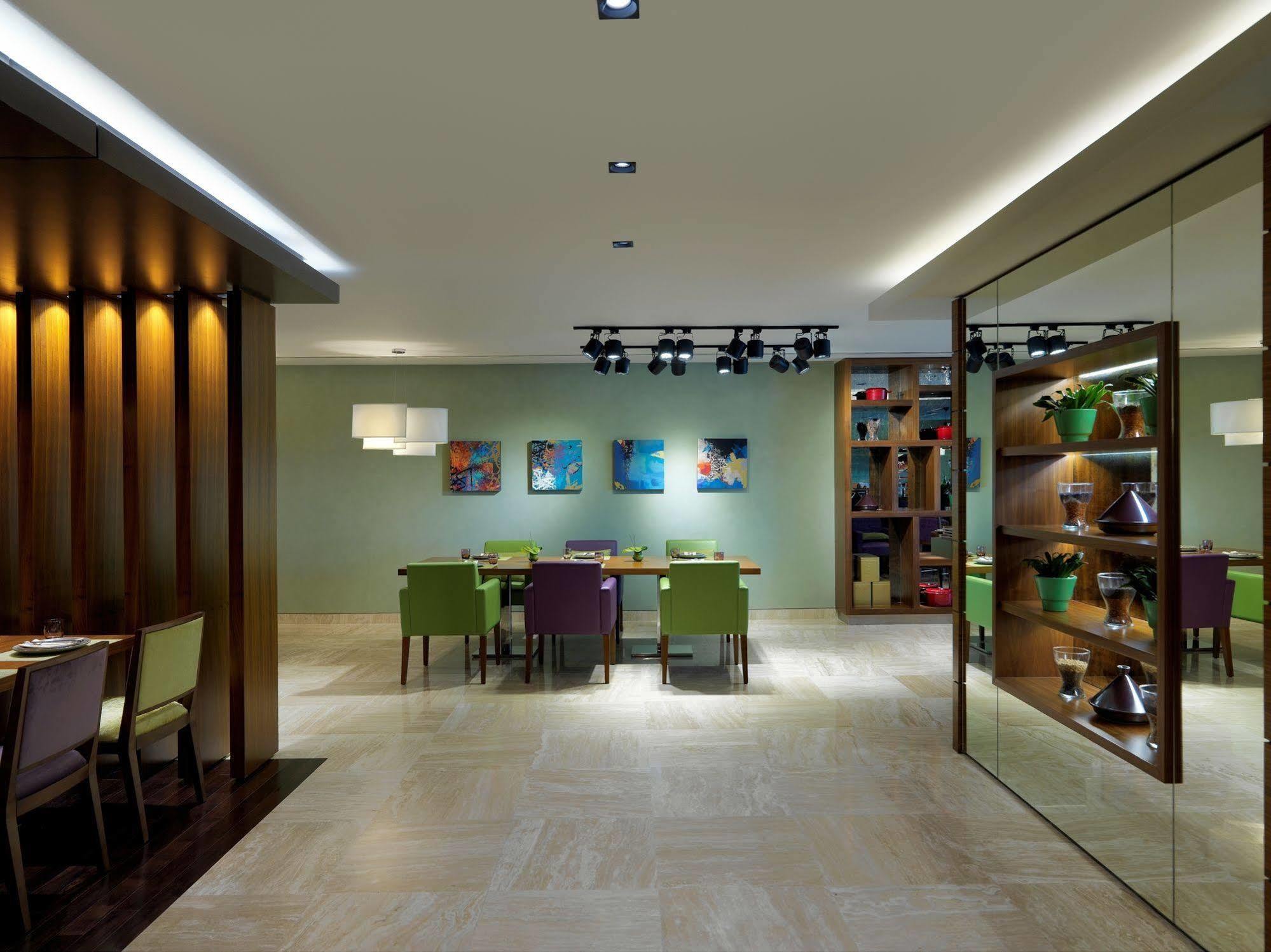 Damac Maison The Vogue Dubai Esterno foto The interior of the restaurant