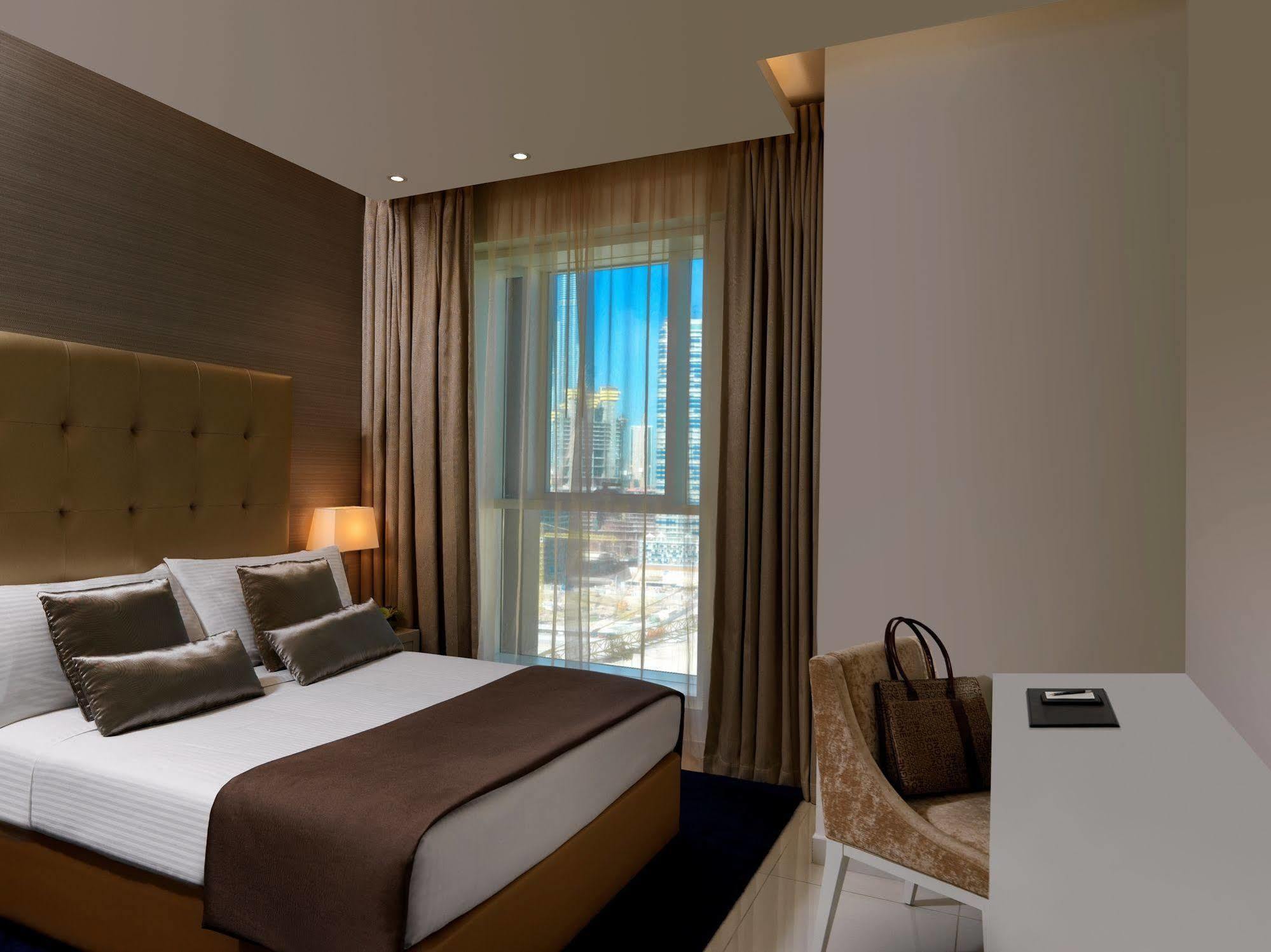Damac Maison The Vogue Dubai Esterno foto A bedroom at the hotel